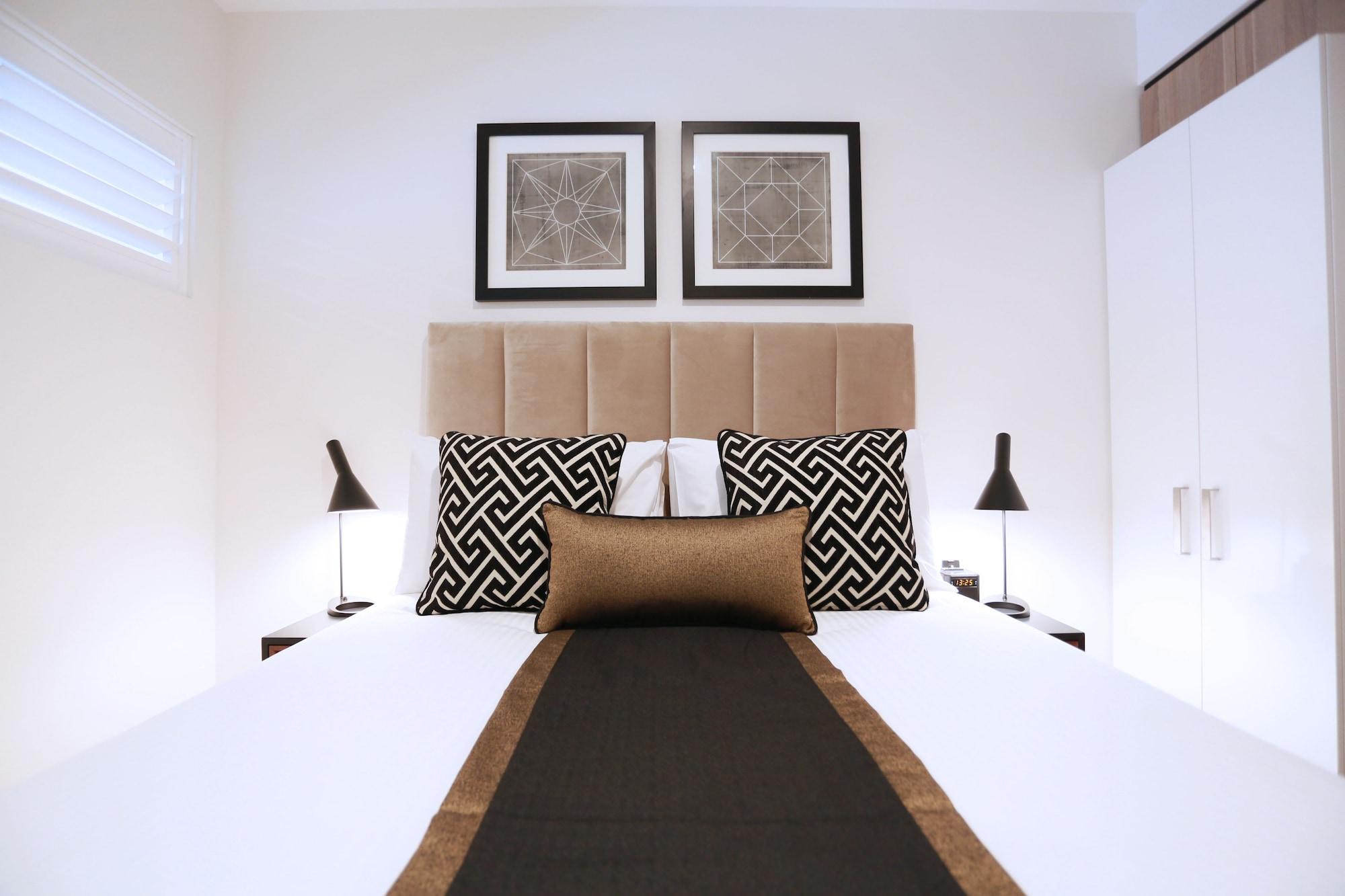 Alex Perry & Hotel 4*
