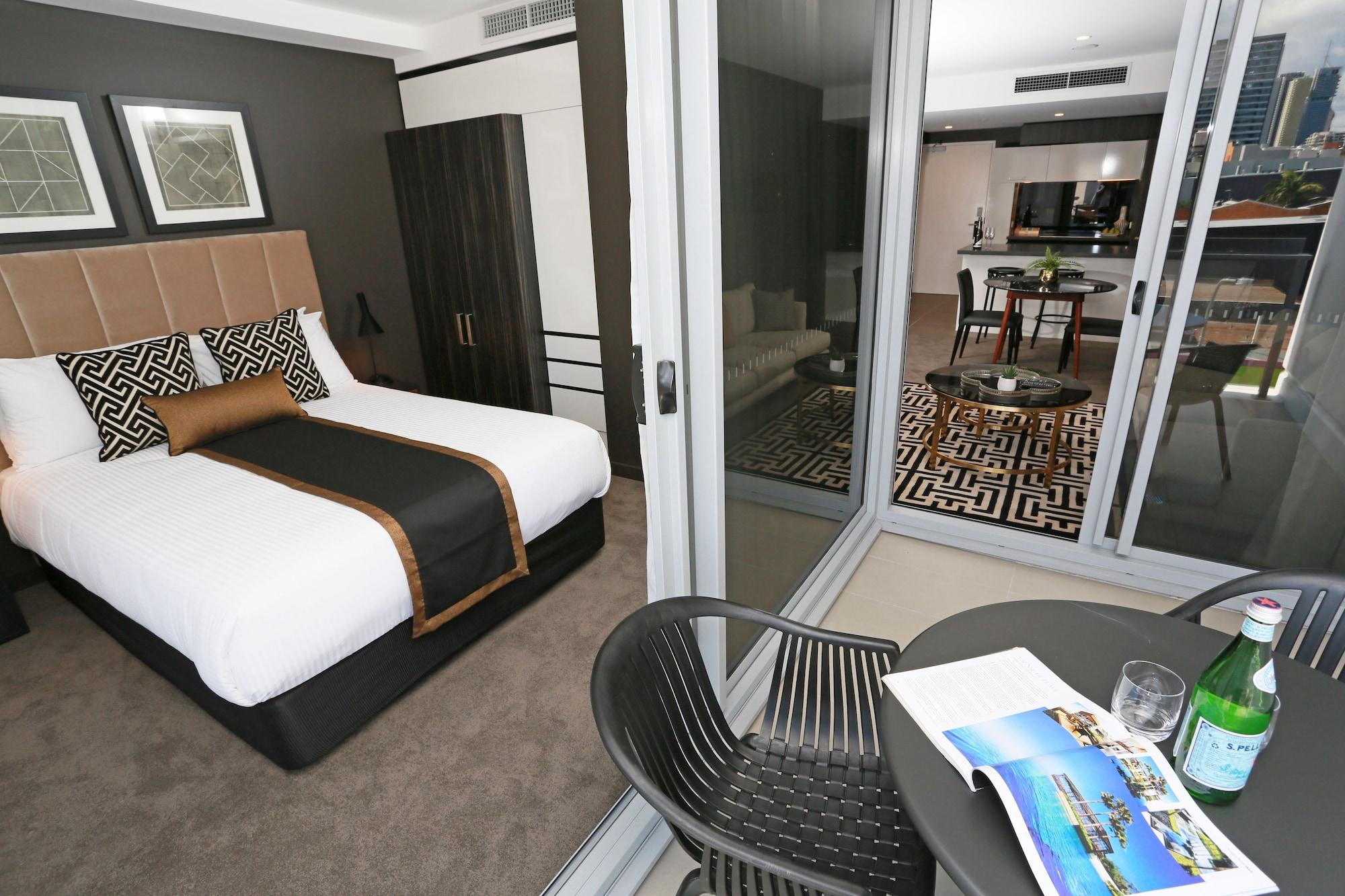 Alex Perry & Hotel